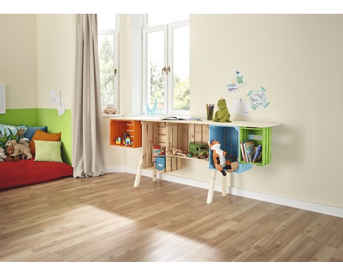 Kinderzimmer mit Schreibtisch aus Holzkisten und Spielsachen