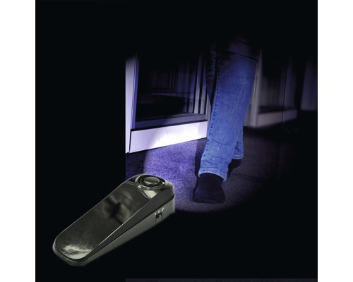 Butoir de porte avec fonction d''alarme et personne devant une porte