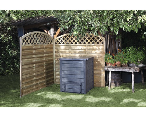 Komposter aus Kunststoff mit Gartenhintergrund