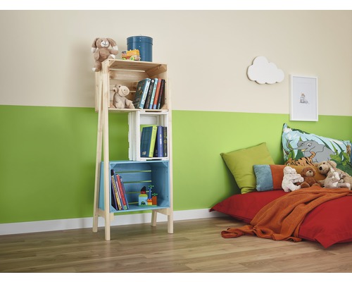 Kinderzimmer mit Regal aus Holzkisten, Spielsachen und Kissen
