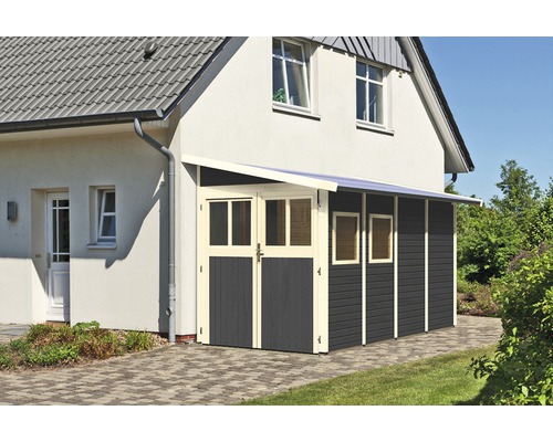 Holzgarage mit Vordach an einem Haus