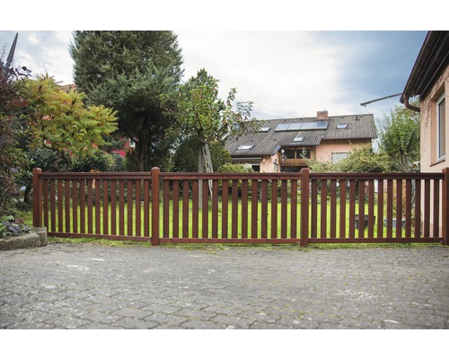 Holzzaun im Garten vor einem Wohnhaus