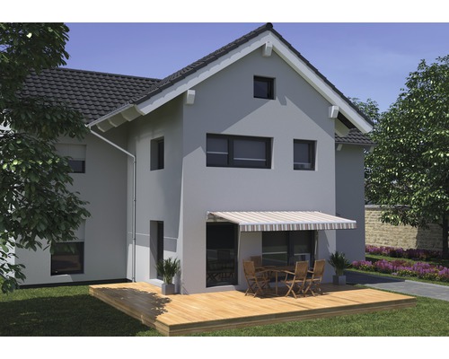 Vue de maison avec terrasse, store, table et chaises dans le jardin.