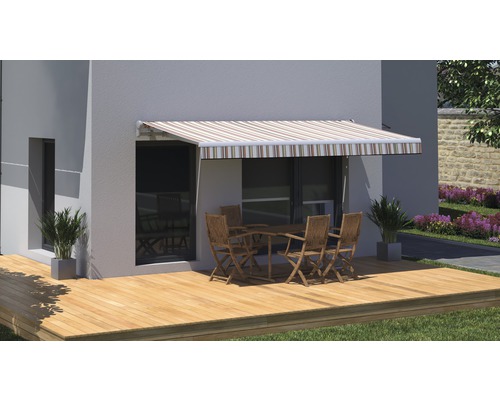 Terrasse avec store, table et chaises