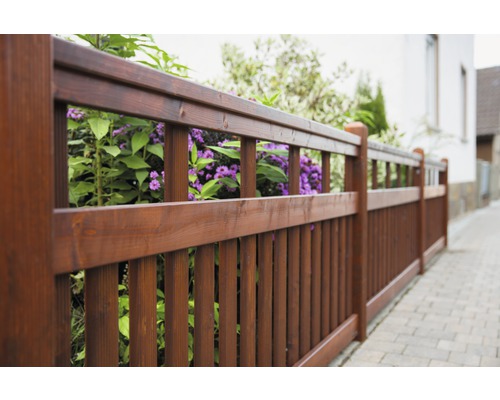 Holzzaun im Gartenbereich