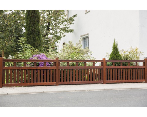 Holzzaun vor einem Wohnhaus