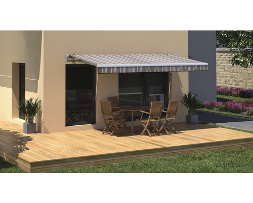 Terrasse mit Markise, Tisch und Stühlen