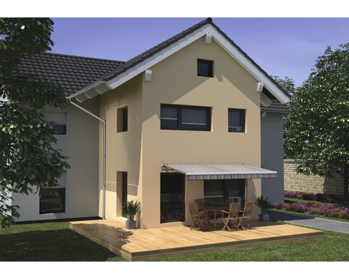 Hausansicht mit Terrasse, Markise und Gartenmöbeln