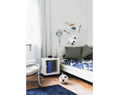 Aménagement d''une chambre d''enfant avec lit, table de chevet, lampe et décoration murale.