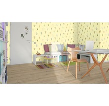 Pièce lumineuse avec bureau, chaise, étagère et papier peint à motifs animaliers.