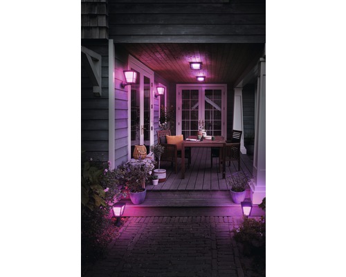 Veranda mit Tisch, Stühlen, Pflanzen und Aussenleuchten