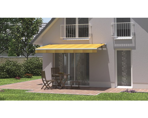 Scène avec une façade de maison sur laquelle un store est installé au-dessus d''une terrasse avec des meubles de jardin.