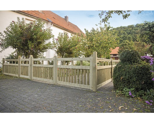 Gartenzaun aus Holz mit Doppeltor vor einem Haus