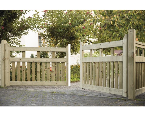 Geöffnete Holzzauntür im Gartenbereich