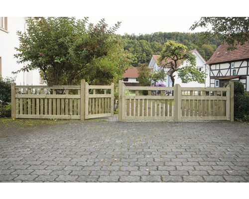 Offene Holzzaun Toranlage vor einem Haus