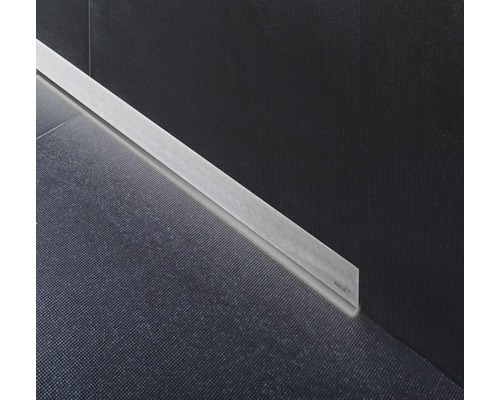 Caniveau de douche en acier inoxydable sur un mur