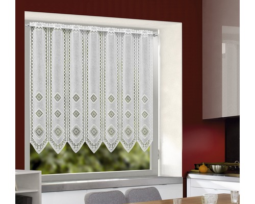 Rideau à motif losanges devant une fenêtre dans une cuisine.