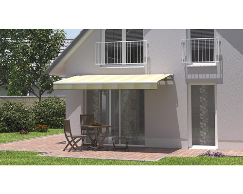 Scène avec un store sur une maison et des meubles de jardin sur la terrasse.