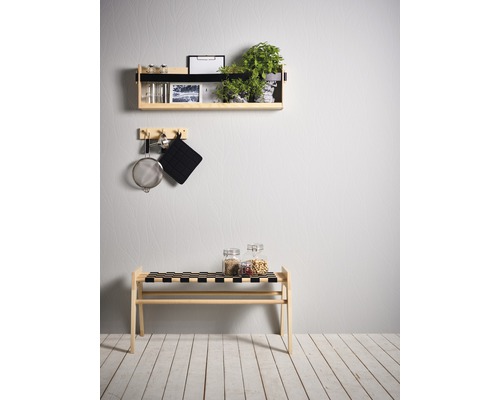 Wandregal mit Pflanzen und Dekoration, Küchenutensilien an Haken und Bank mit Vorratsgläsern.