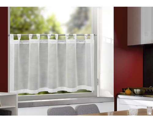 Rideau à pattes devant une fenêtre dans la cuisine