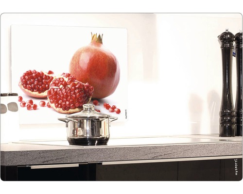 Küchenszene mit Granatapfel-Motiv-Spritzschutz hinter einem Kochtopf