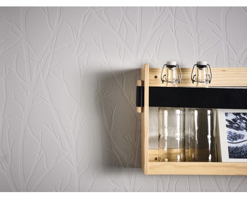 Wand mit Baum Tapete und Holzregal mit Flaschen