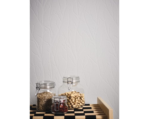 Tapete mit Baumstruktur hinter drei Vorratsgläsern