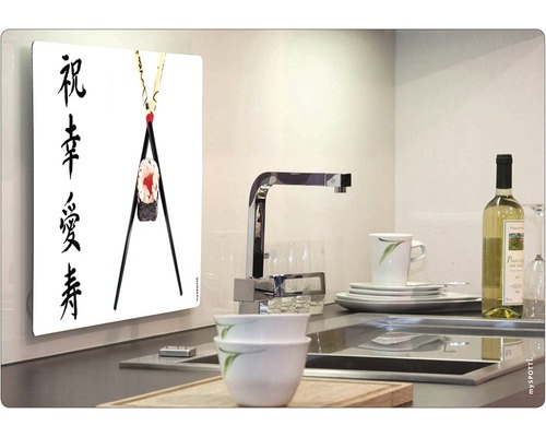 Scène de cuisine avec tableau mural, évier, robinetterie et vaisselle