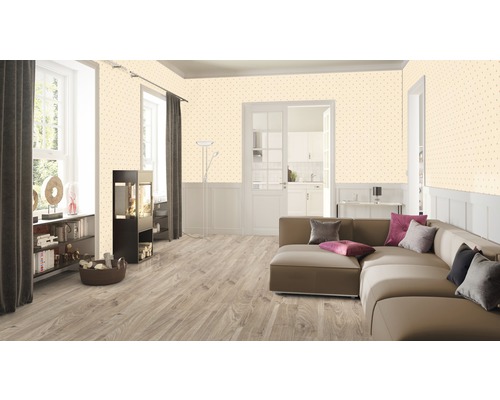 Wohnzimmer mit Sofa, Bücherregal und gemusterter Tapete