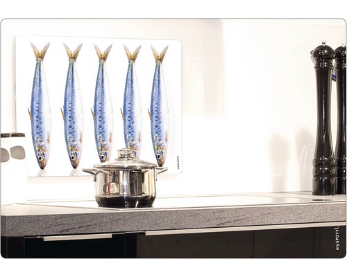 Herdabdeckplatte mit Fischmotiv und einem Kochtopf auf einem Herd.