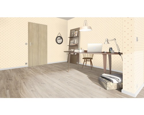 Büro mit Schreibtisch, Stuhl, Regal und Tür in einem Raum mit gemusterter Tapete.