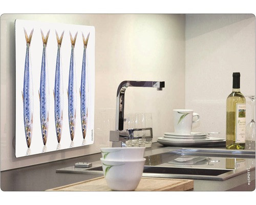 Küchenszene mit Spritzschutzwand mit Fischmotiv