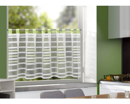 Gardine mit Schlaufenaufhängung im Küchenfenster