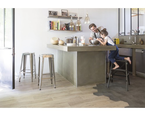 Cuisine claire avec îlot de cuisson, tabourets de bar et père et enfant en train de faire de la pâtisserie.