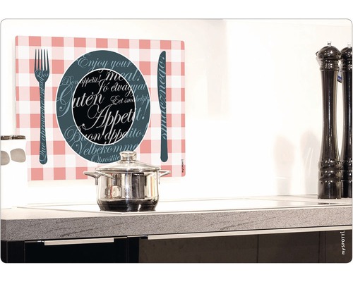 Scène de cuisine avec casserole, moulins à poivre et une plaque de verre imprimée avec des motifs de couverts et l''inscription Bon appétit