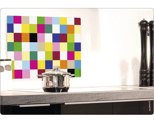 Küchenszene mit Topf und farbenfroher Spritzschutzwand