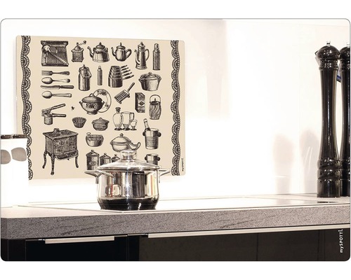 Küchenszene mit Kochtopf auf Herd und Spritzschutz mit Küchenmotiven