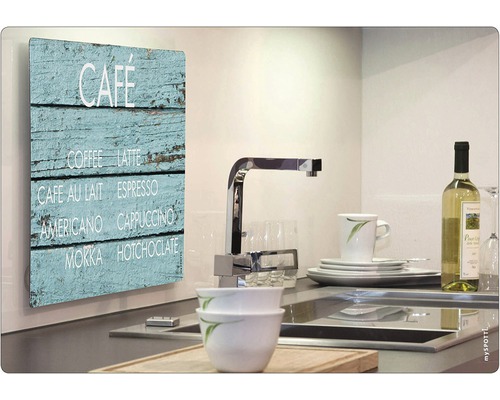 Küchenszene mit einer Wanddekoration mit Kaffeemotiven, einer Spüle, Geschirr und einer Weinflasche.