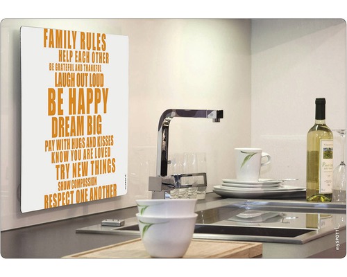 Dekoratives Schild mit dem Text Familienregeln in einer modernen Küche