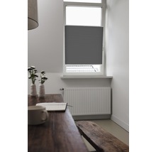 Scène d''intérieur avec table, banc, radiateur et fenêtre avec store plissé