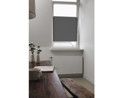 Scène d''intérieur avec table, banc, radiateur et fenêtre avec store plissé