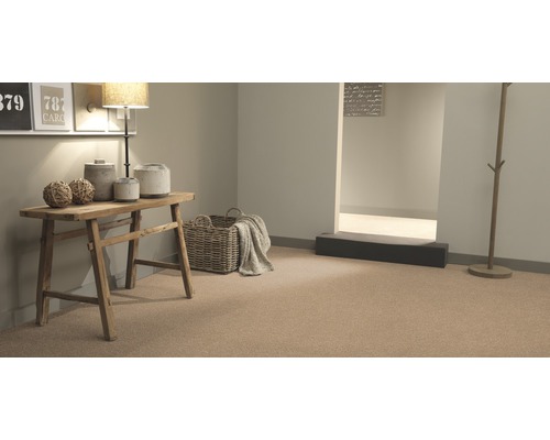 Raumansicht mit Teppichboden, Holztisch und Dekorationselementen für ein gemütliches Ambiente.