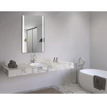 Salle de bain lumineuse avec miroir, lavabo et baignoire