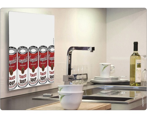 Dekorheizkörper mit dem Motiv von Suppendosen in einer Küche