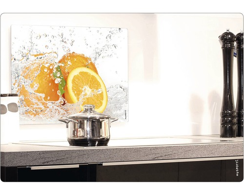 Küchenszene mit Orangen-Motiv Spritzschutz hinter dem Kochfeld