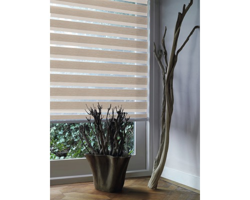 Décoration de fenêtre avec store enrouleur double et éléments décoratifs en bois.
