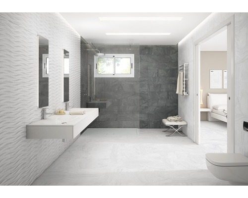 Salle de bains lumineuse avec lavabo, miroirs, douche et toilettes.