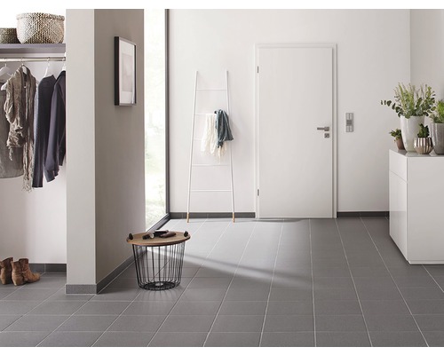 Flur mit Garderobe, Tür, Kommode und grauem Fliesenboden