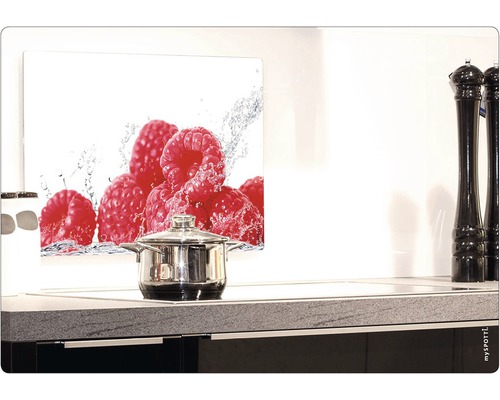 Küchenszene mit Topf auf Kochfeld und Küchenrückwand mit Himbeermotiv