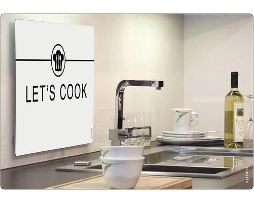 Küchenszene mit Spüle, Geschirr und einer Wandplatte mit der Aufschrift Let''s Cook.
